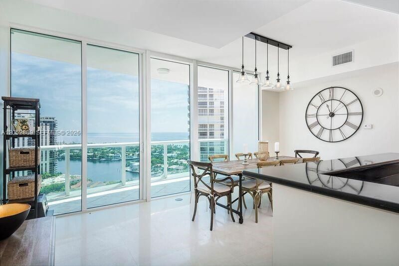 SPACIOUS DINING ROOM WITH BEAUTIFUL VIEWS