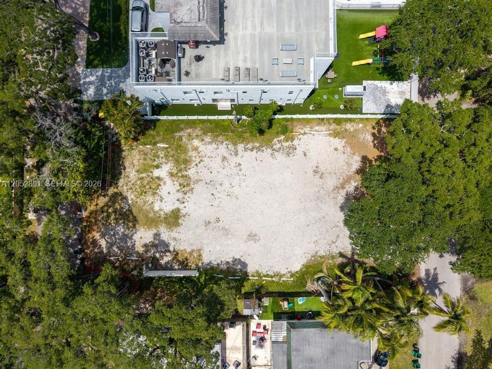 待售: $1,390,000 (0.33 acres)