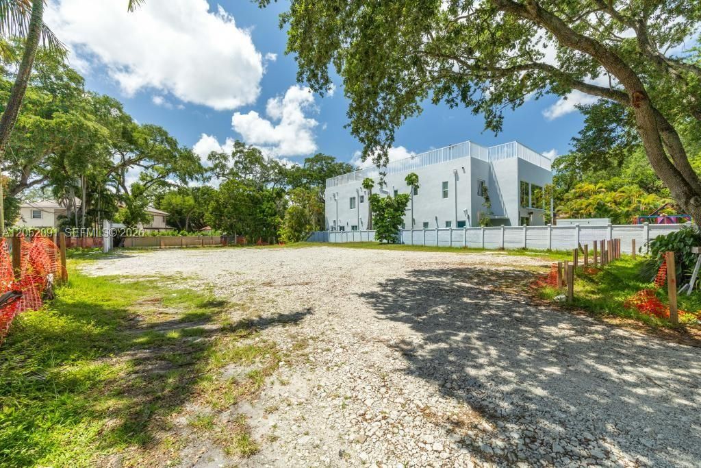 待售: $1,390,000 (0.33 acres)