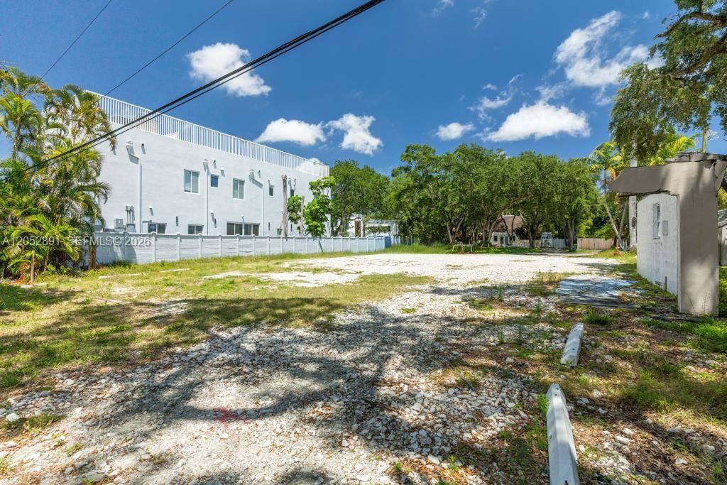 待售: $1,390,000 (0.33 acres)