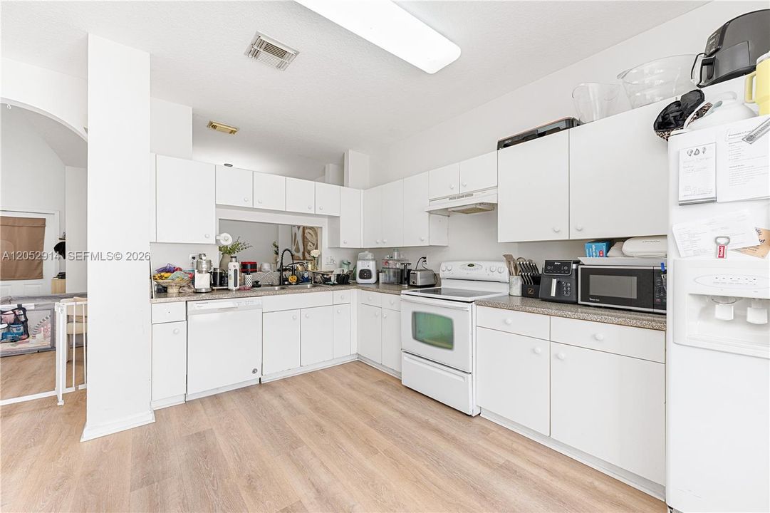 For Sale: $505,000 (3 beds, 3 baths, 1304 Square Feet)