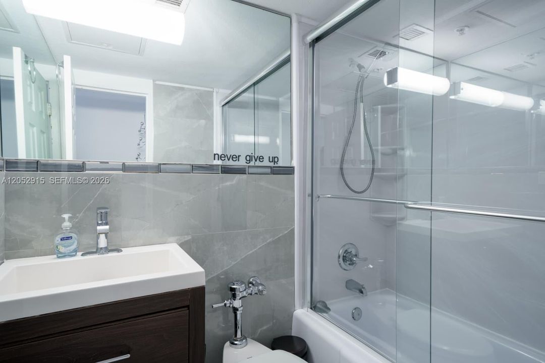 В аренду: $3,700 (1 спален, 1 ванн, 731 Квадратных фут)
