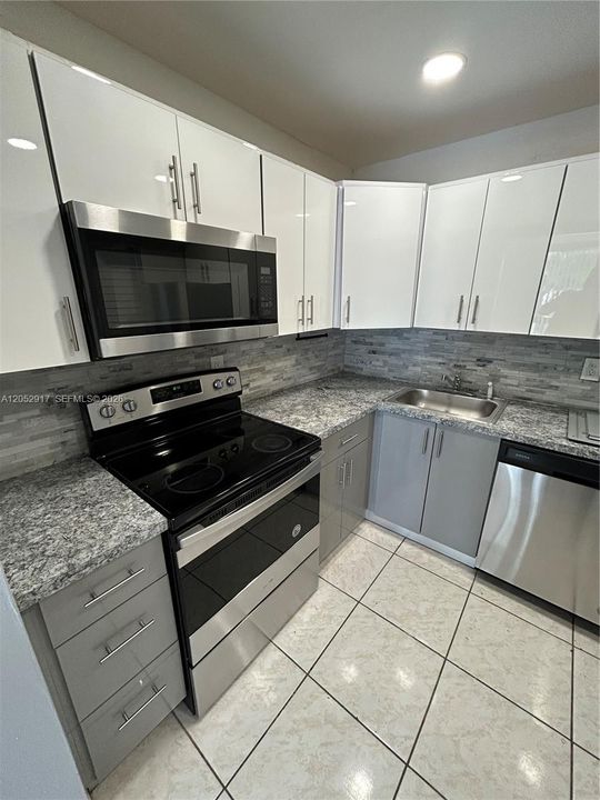 В аренду: $2,200 (2 спален, 2 ванн, 845 Квадратных фут)