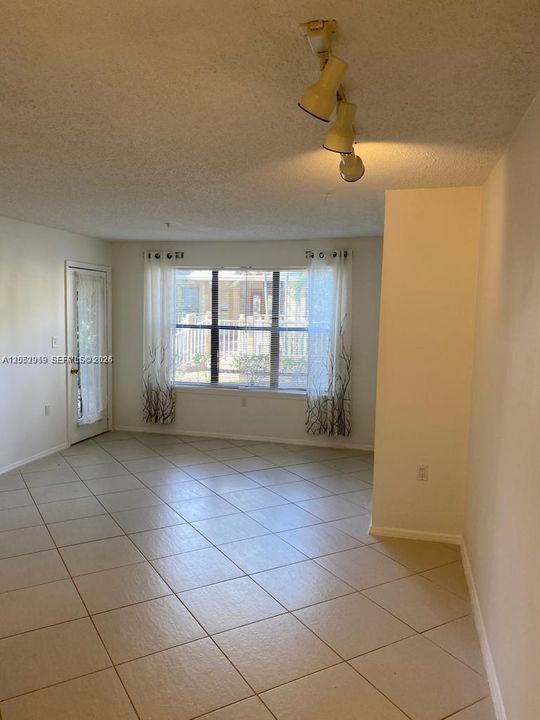For Sale: $190,000 (2 beds, 1 baths, 902 Square Feet)