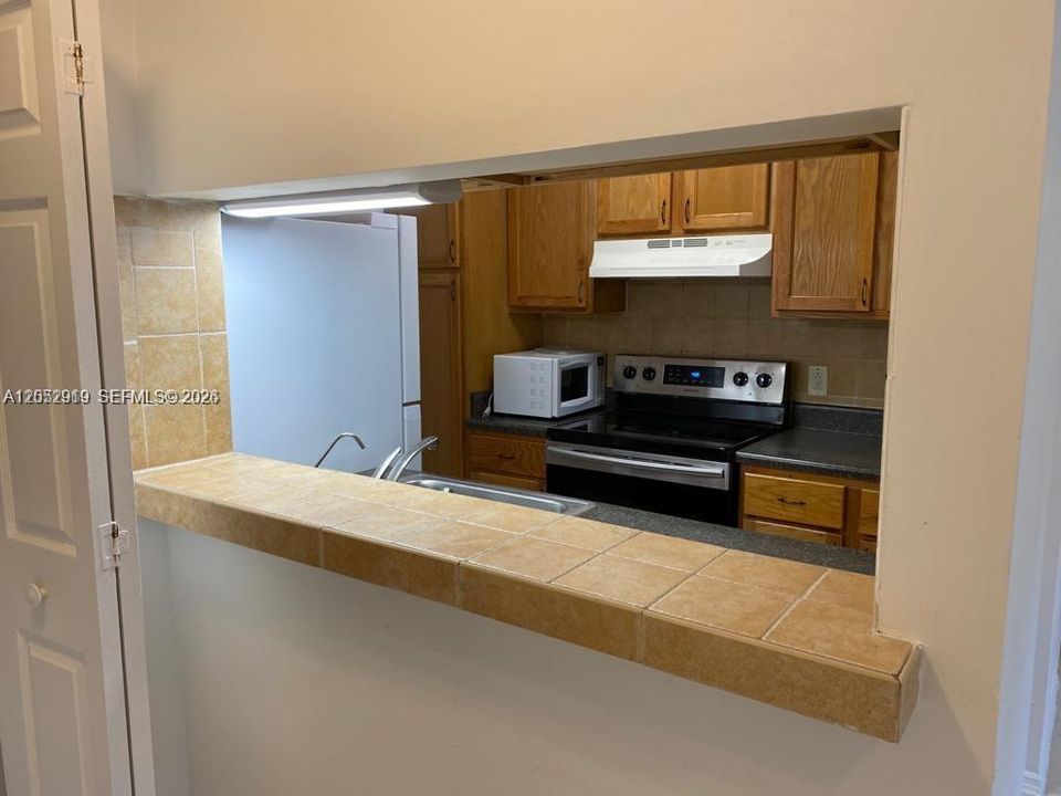 For Sale: $190,000 (2 beds, 1 baths, 902 Square Feet)