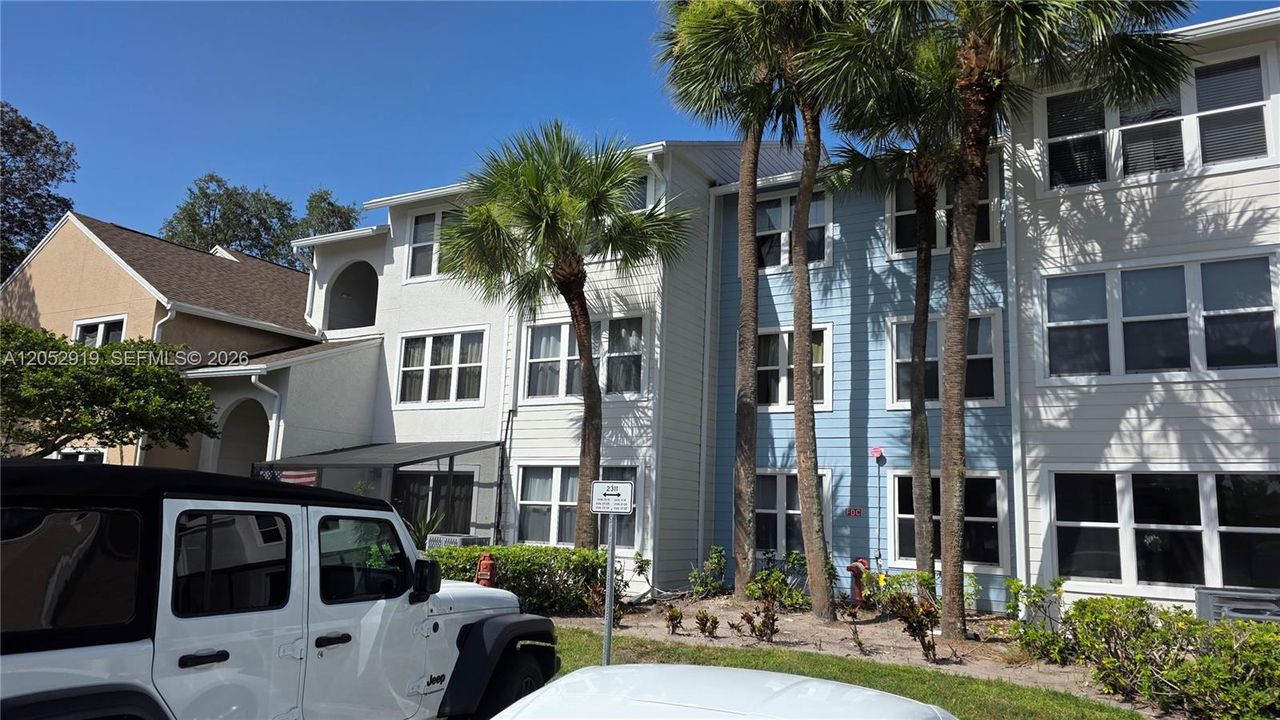 For Sale: $190,000 (2 beds, 1 baths, 902 Square Feet)