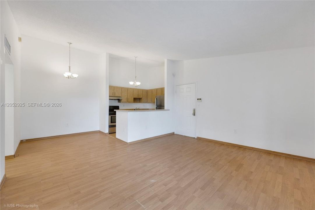 На продажу: $210,000 (2 спален, 2 ванн, 829 Квадратных фут)