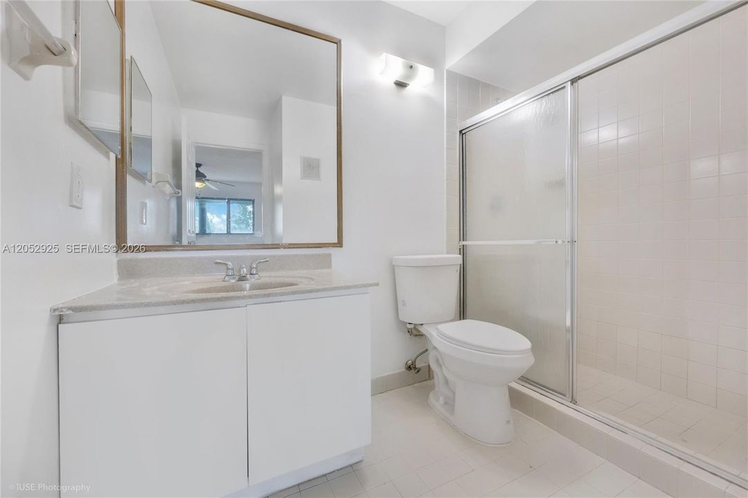 На продажу: $210,000 (2 спален, 2 ванн, 829 Квадратных фут)