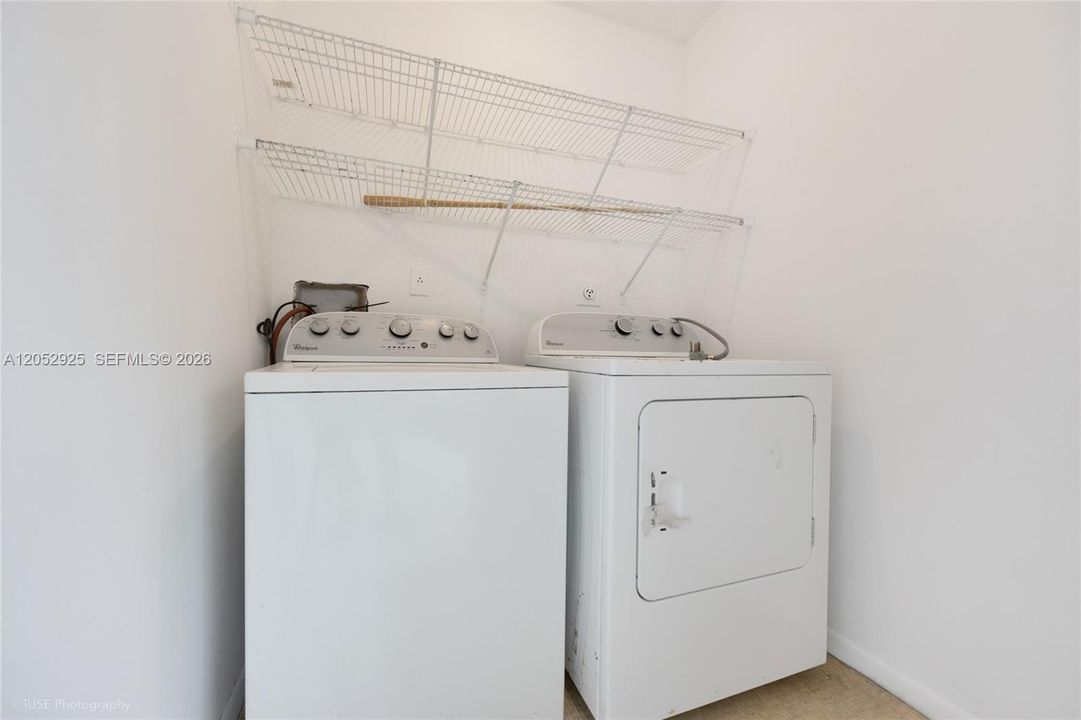На продажу: $210,000 (2 спален, 2 ванн, 829 Квадратных фут)