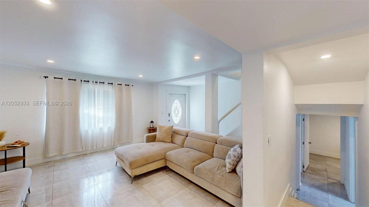 En Venta: $810,500 (5 camas, 3 baños, 2440 Pies cuadrados)