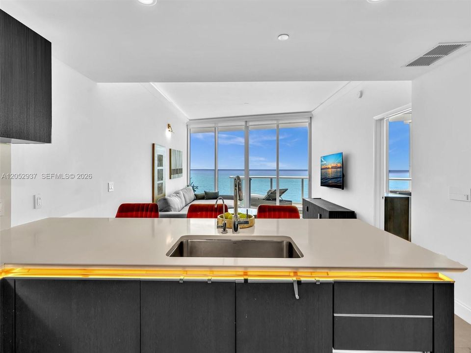 For Rent: $5,250 (1 beds, 1 baths, 862 Square Feet)