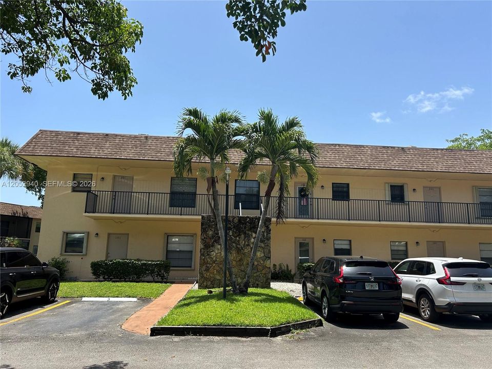 For Rent: $1,950 (2 beds, 2 baths, 1015 Square Feet)