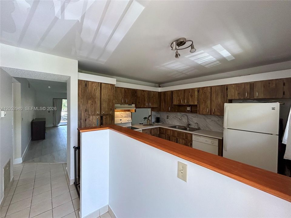 For Rent: $1,950 (2 beds, 2 baths, 1015 Square Feet)