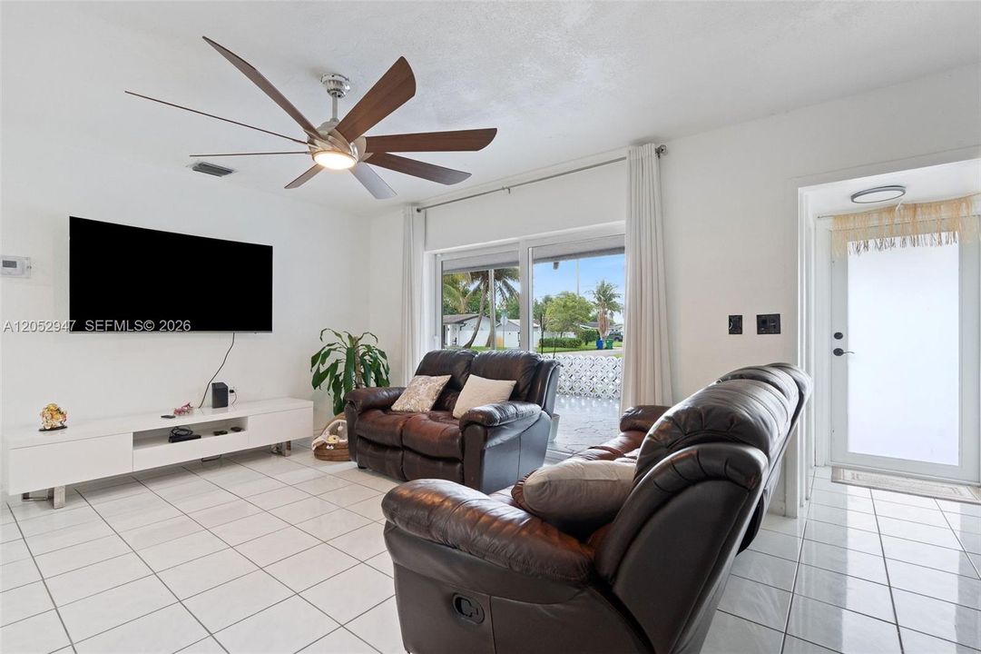 For Sale: $469,000 (3 beds, 2 baths, 1138 Square Feet)