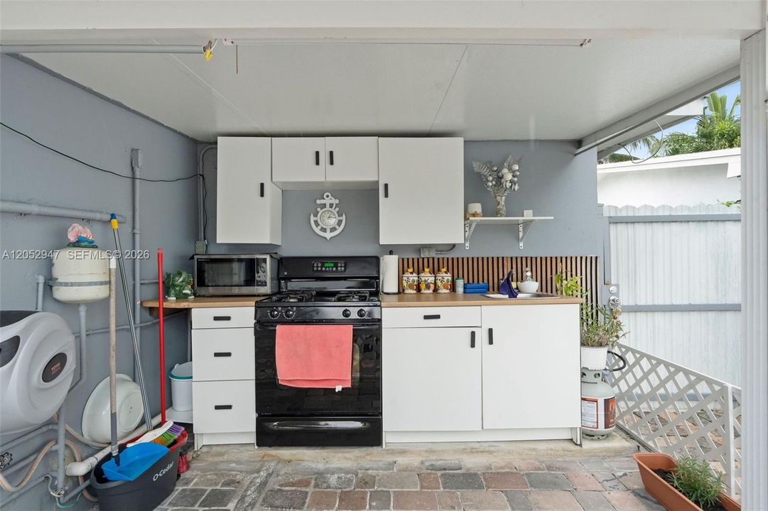 For Sale: $469,000 (3 beds, 2 baths, 1138 Square Feet)