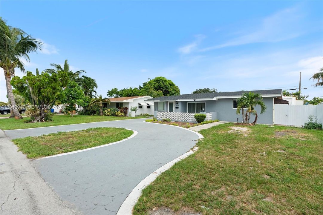 For Sale: $469,000 (3 beds, 2 baths, 1138 Square Feet)