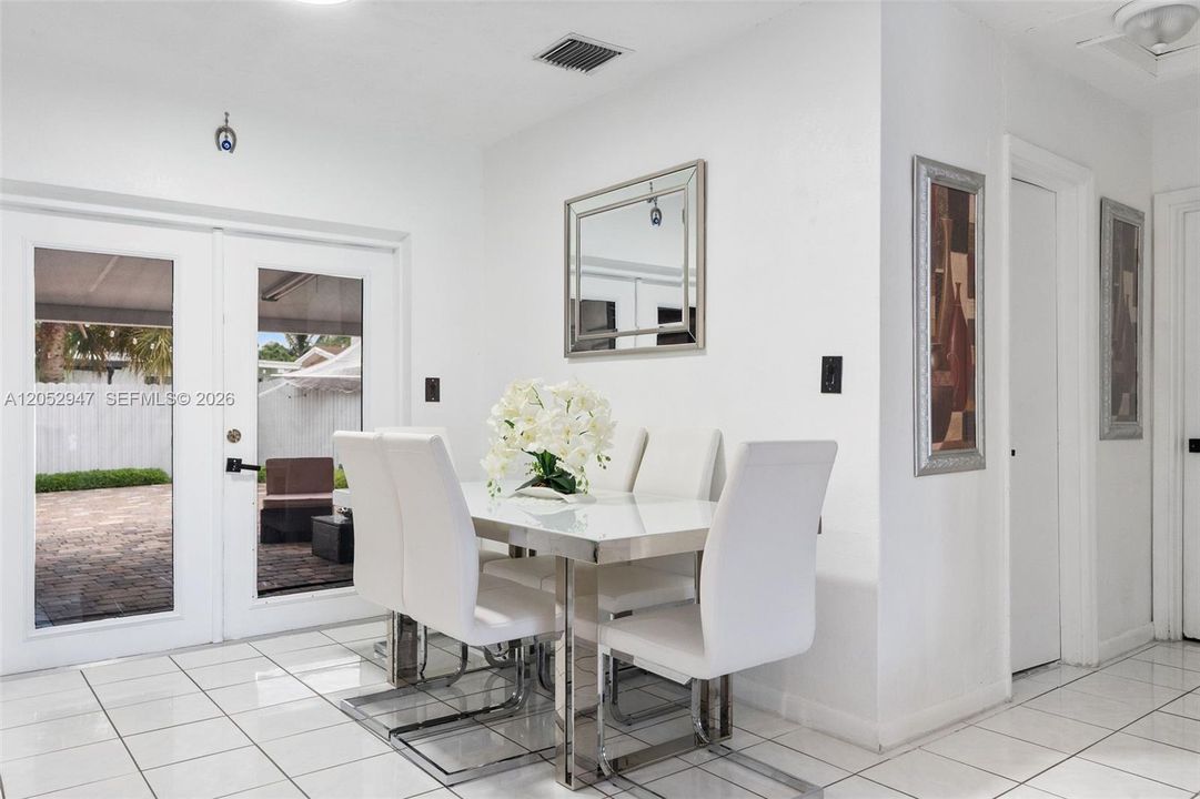 For Sale: $469,000 (3 beds, 2 baths, 1138 Square Feet)