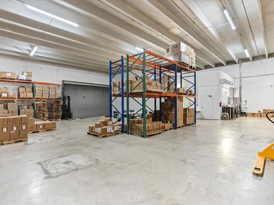 Fully AC Warehouse w/20ft ceilings