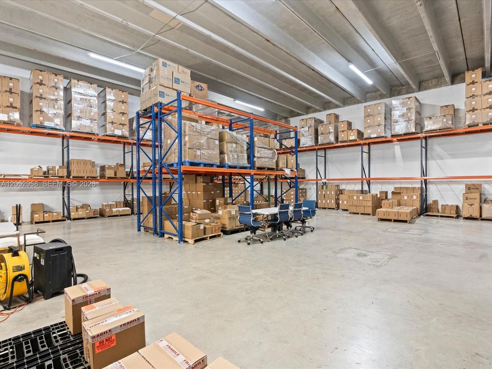 Fully AC Warehouse w/20ft ceilings