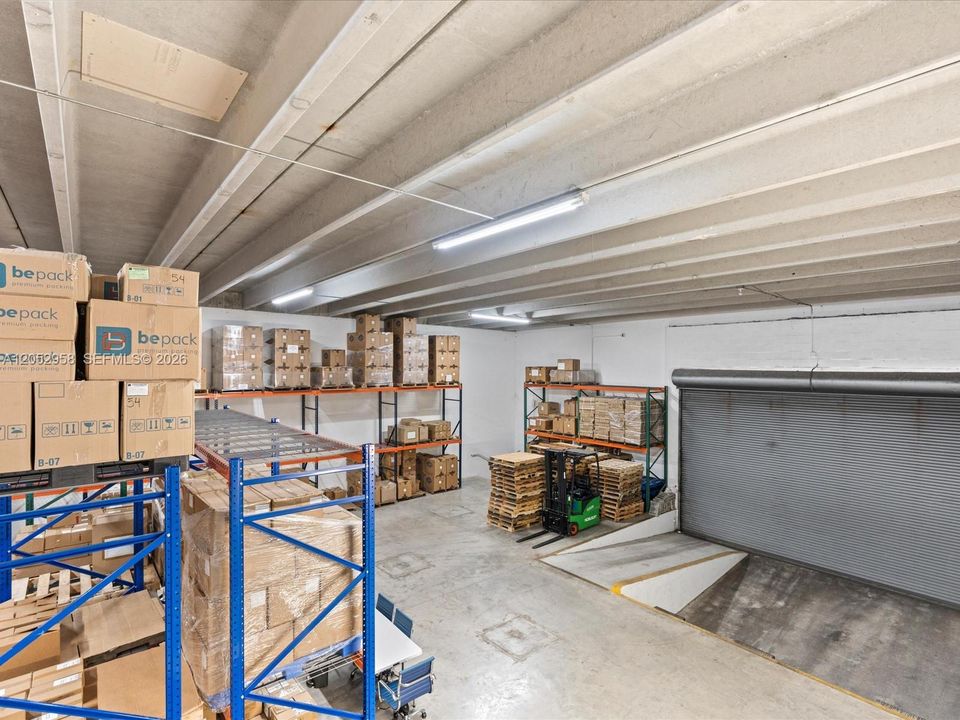 Fully AC Warehouse w/20ft ceilings