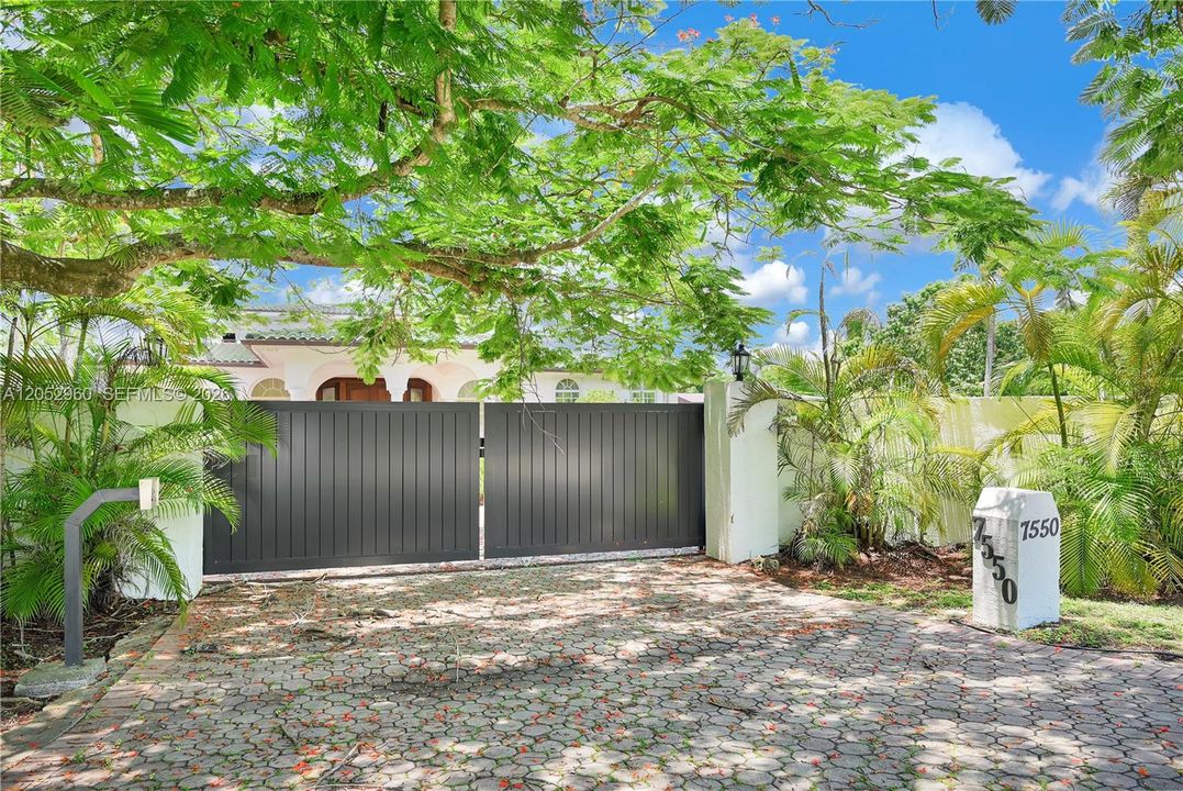 En Venta: $3,250,000 (5 camas, 5 baños, 4549 Pies cuadrados)