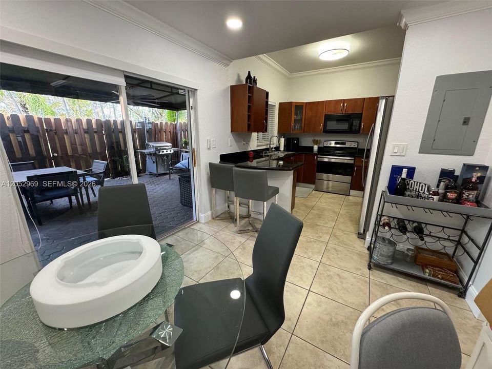 На продажу: $425,000 (2 спален, 2 ванн, 1150 Квадратных фут)