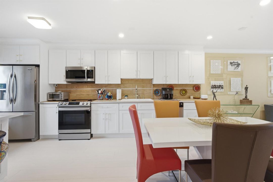 24_luxpro.media 9232 pecky cypress lane