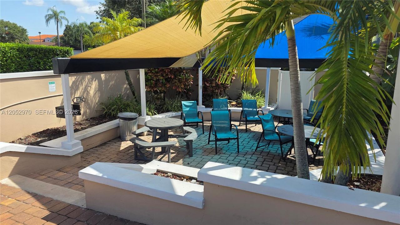 For Sale: $190,000 (1 beds, 1 baths, 758 Square Feet)
