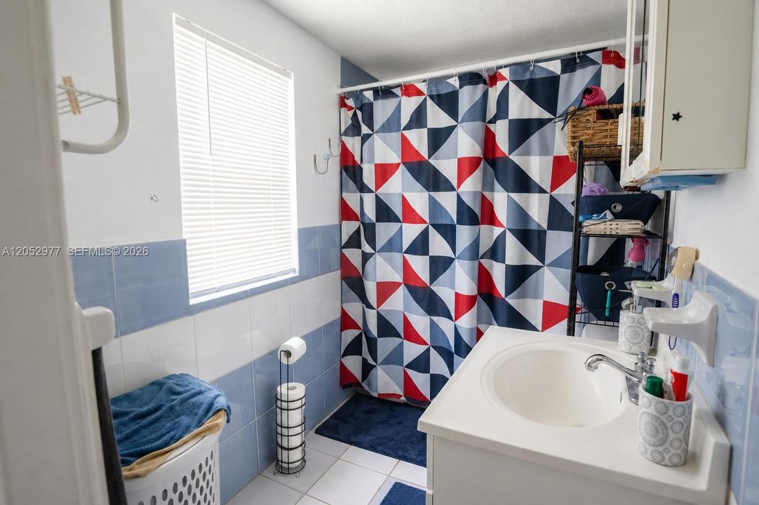 For Rent: $2,950 (3 beds, 2 baths, 2561 Square Feet)