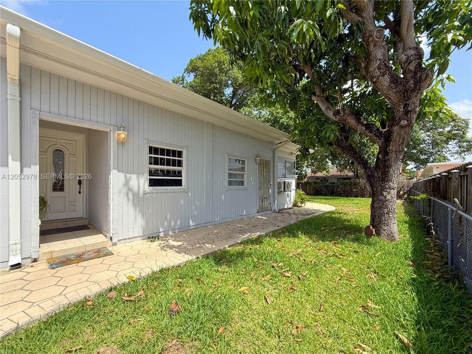 For Rent: $2,500 (2 beds, 1 baths, 1472 Square Feet)