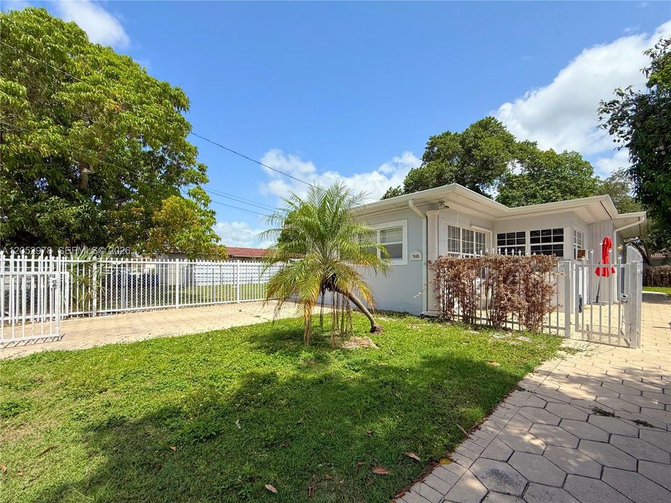 For Rent: $2,500 (2 beds, 1 baths, 1472 Square Feet)