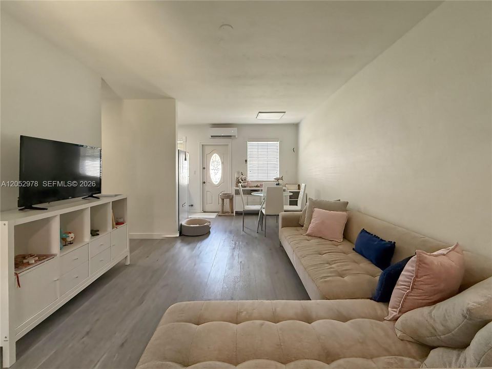 For Rent: $2,500 (2 beds, 1 baths, 1472 Square Feet)