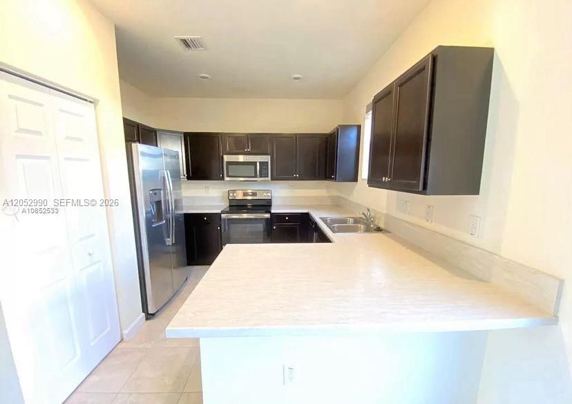 For Rent: $2,690 (3 beds, 2 baths, 1565 Square Feet)