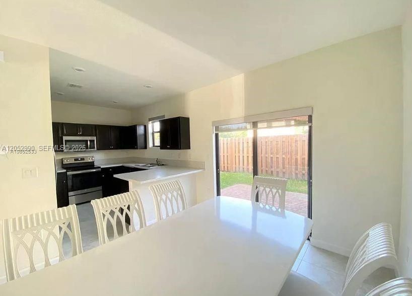 For Rent: $2,690 (3 beds, 2 baths, 1565 Square Feet)