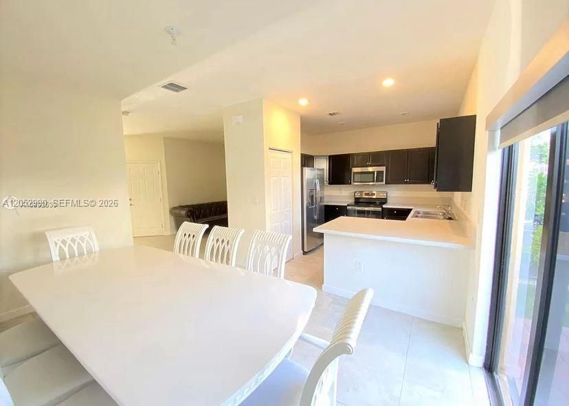 For Rent: $2,690 (3 beds, 2 baths, 1565 Square Feet)
