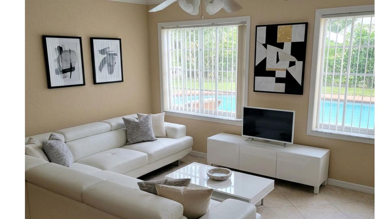 Decoracion muebles blancos y cuadros