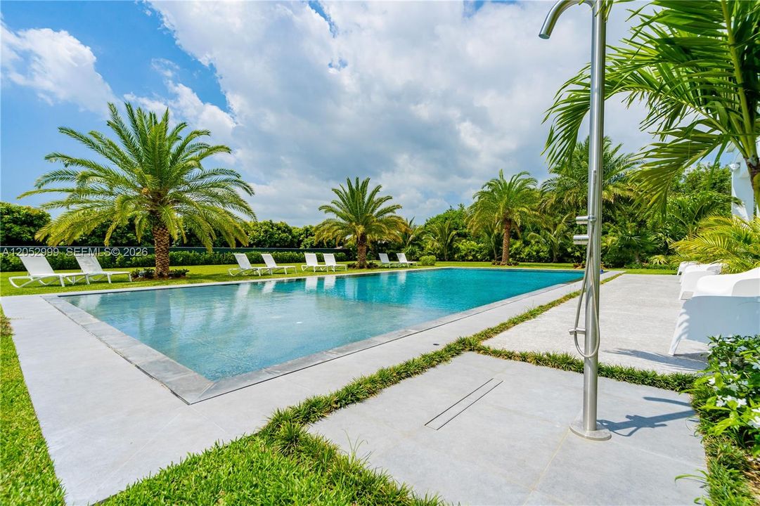 For Sale: $2,625,000 (4 beds, 6 baths, 3709 Square Feet)