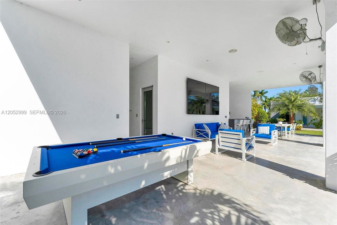 For Sale: $2,625,000 (4 beds, 6 baths, 3709 Square Feet)