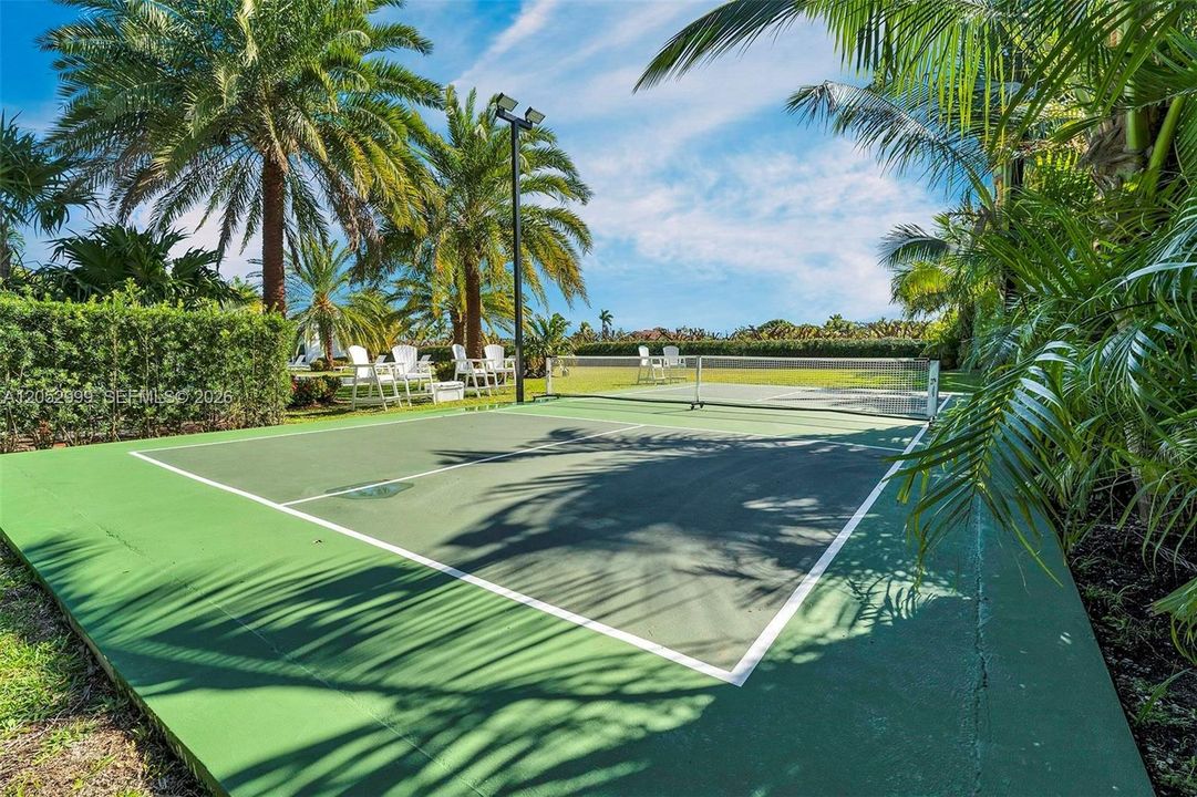 For Sale: $2,625,000 (4 beds, 6 baths, 3709 Square Feet)