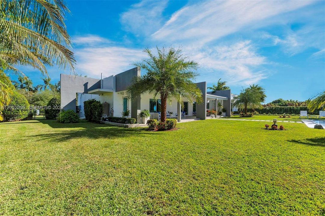 For Sale: $2,625,000 (4 beds, 6 baths, 3709 Square Feet)