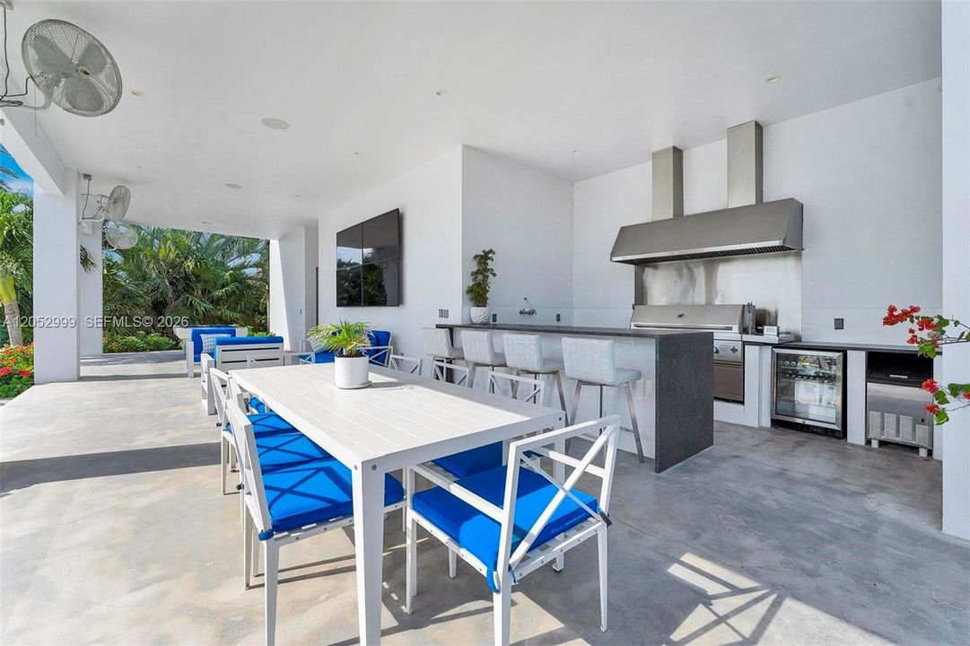 For Sale: $2,625,000 (4 beds, 6 baths, 3709 Square Feet)