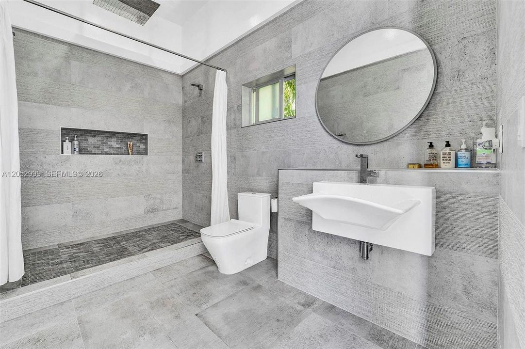 For Sale: $2,625,000 (4 beds, 6 baths, 3709 Square Feet)