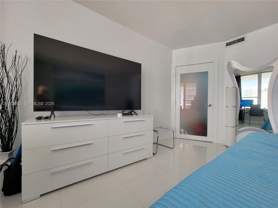 For Sale: $399,000 (1 beds, 1 baths, 790 Square Feet)