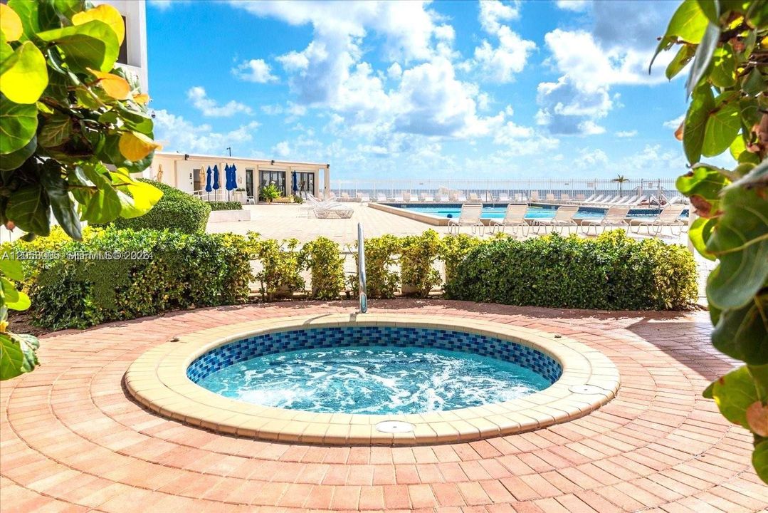 For Sale: $399,000 (1 beds, 1 baths, 790 Square Feet)