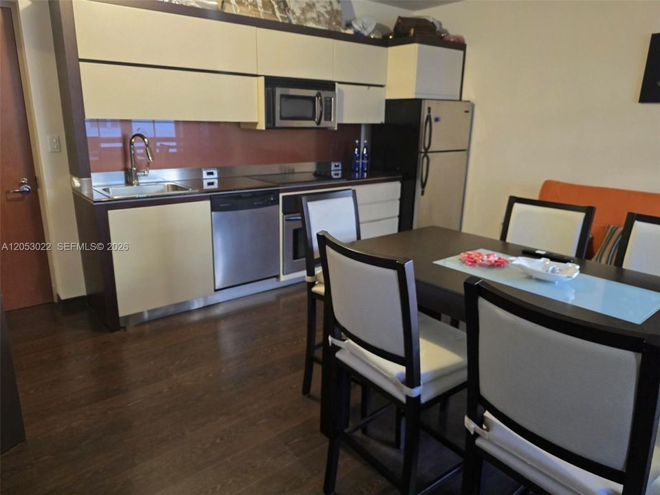 For Rent: $2,350 (1 beds, 1 baths, 556 Square Feet)