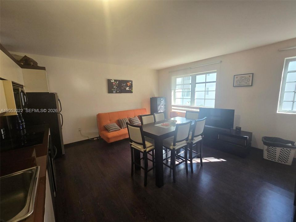 For Rent: $2,350 (1 beds, 1 baths, 556 Square Feet)