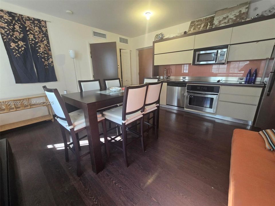 For Rent: $2,350 (1 beds, 1 baths, 556 Square Feet)