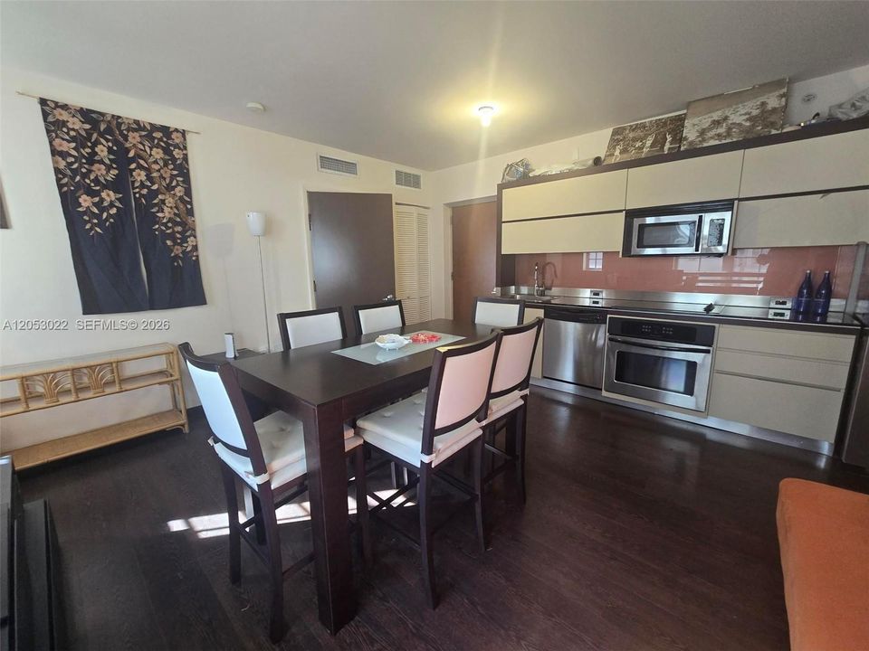 For Rent: $2,350 (1 beds, 1 baths, 556 Square Feet)