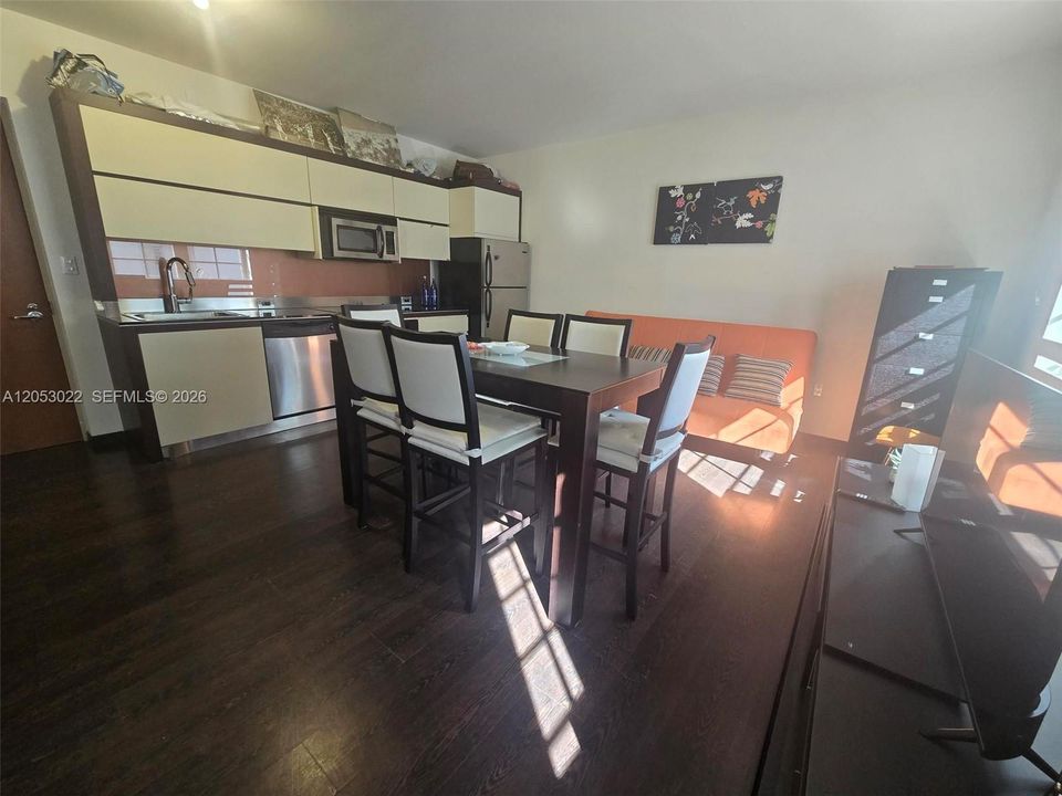 For Rent: $2,350 (1 beds, 1 baths, 556 Square Feet)