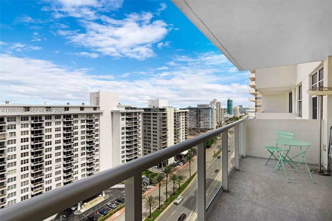 For Sale: $549,000 (2 beds, 2 baths, 824 Square Feet)